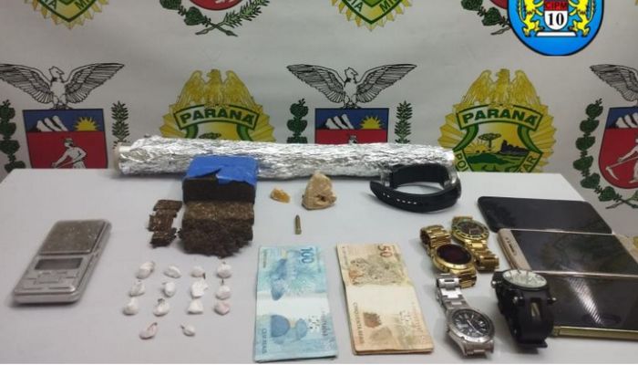 Laranjeiras - PM estoura boca de fumo, prende duas pessoas e apreende várias drogas 